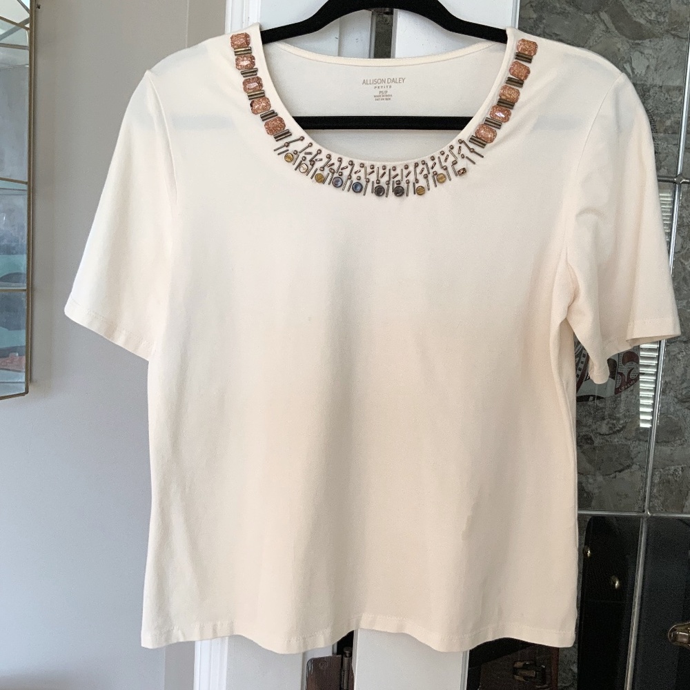 Woman’s Off White Jersey with Neck Trim Details
